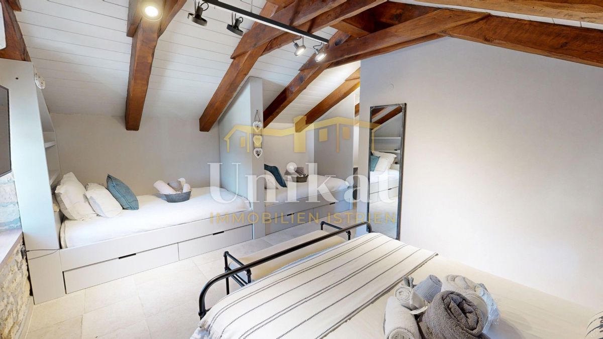 Čudovita posest z dvema kamnitima hišama in bazenom